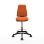 Taburete Elche con mecanismo Contacto permanente básico tapizada con Tela color Naranja. Equipado con Base piramidal negra, Sin brazos y Ruedas 65mm nailon