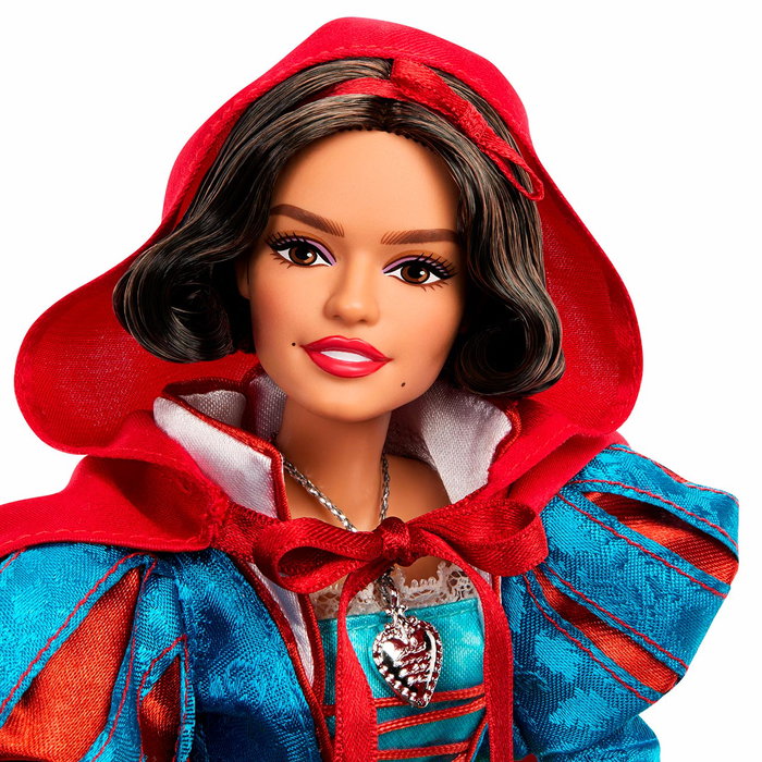 Mattel Disney Princess Muñeca Blancanieves Colección, Vestido Satinado con Capa Roja, Accesorios y Pajaritos, +6 años