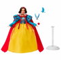 Mattel Disney Princess Muñeca Blancanieves Colección, Vestido Satinado con Capa Roja, Accesorios y Pajaritos, +6 años