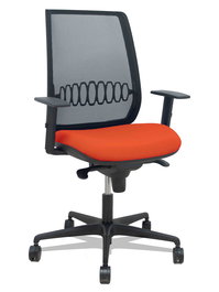 Silla de oficina Alares con mecanismo Sincro tapizada con Tela color Naranja oscuro y malla color Negro. Equipada con lumbar 1D, Brazos 1D y Ruedas 65mm nailon