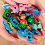 Just Play Disney 46112 - Set de 6 Figuras Coleccionables Stitch, Lilo & Scrump con 5 Accesorios como Tabla de Surf y Tocadiscos