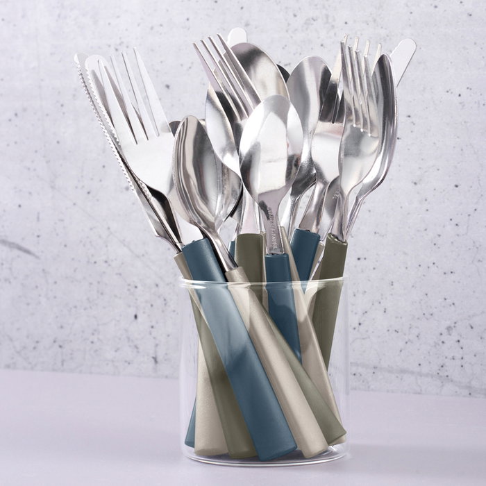 Day Cubertería 16 Piezas de Acero Inoxidable con Mango de Plástico - 4 Cuchillos, 4 Tenedores, 4 Cucharas, 4 Cucharillas - Colores Surtidos