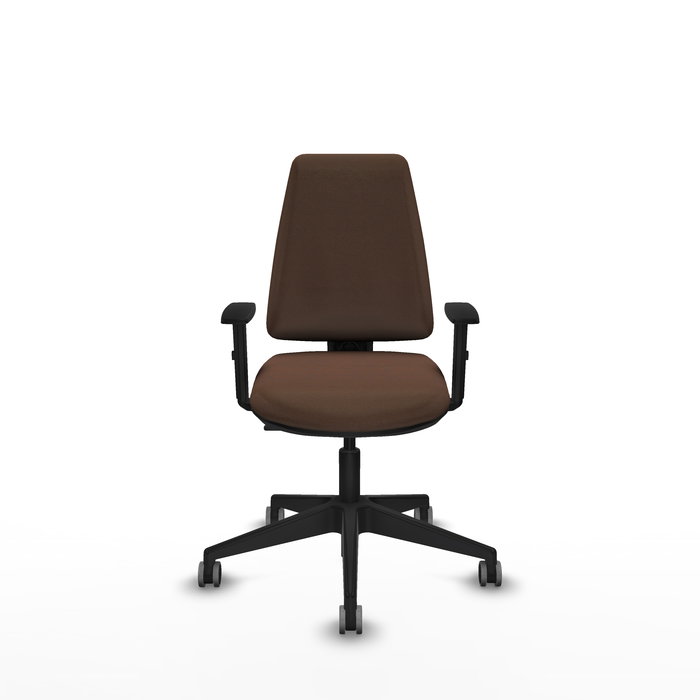Silla de oficina Elche con mecanismo Contacto permanente básico tapizada con Tela color Marrón oscuro. Equipada con Base piramidal negra, Brazos 1D y Ruedas 65 mm parqué