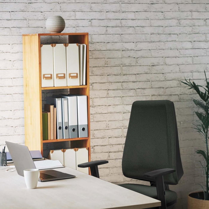 Silla de oficina Elche con mecanismo Contacto permanente básico tapizada con Tela color Marrón oscuro. Equipada con Base piramidal negra, Brazos 1D y Ruedas 65 mm parqué