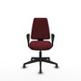 Silla de oficina Elche con mecanismo Asincro tapizada con Similpiel color Granate. Equipada con Base piramidal negra, Brazos fijos y Ruedas 65 mm parqué