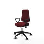 Silla de oficina Elche con mecanismo Asincro tapizada con Similpiel color Granate. Equipada con Base piramidal negra, Brazos fijos y Ruedas 65 mm parqué