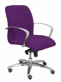 Silla Caudete confidente con mecanismo Basculante avanzado tapizada con Tela color Morado. Equipada con Base aluminio, Brazos fijos y Ruedas de parqué