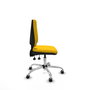 Silla de oficina Elche con mecanismo Asincro tapizada con Tela color Amarillo. Equipada con Base cromada, Sin brazos y Ruedas 65 mm parqué