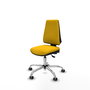 Silla de oficina Elche con mecanismo Asincro tapizada con Tela color Amarillo. Equipada con Base cromada, Sin brazos y Ruedas 65 mm parqué