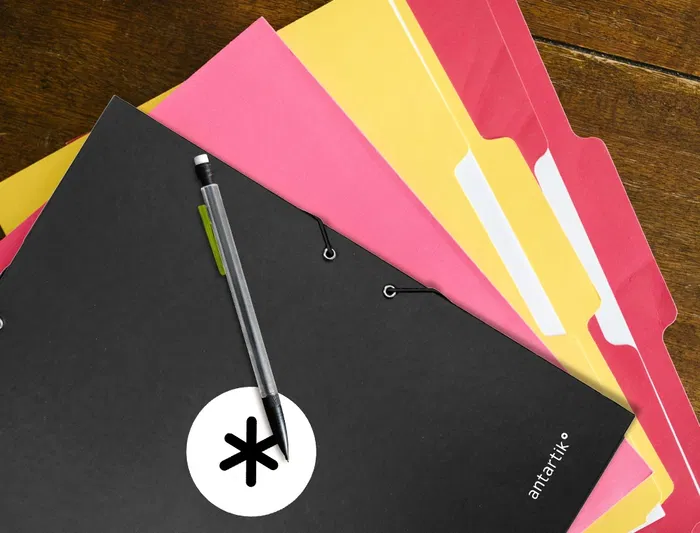 Antartik Carpeta Tres Solapas Cartón Forrado Negro DIN A4