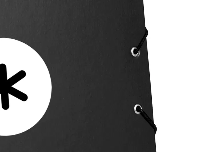 Antartik Carpeta Tres Solapas Cartón Forrado Negro DIN A4