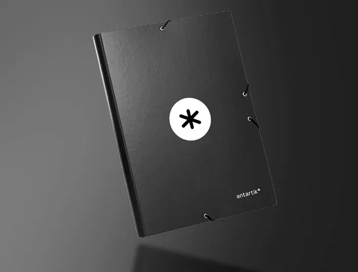 Antartik Carpeta Tres Solapas Cartón Forrado Negro DIN A4