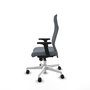 Sillón Albacete con mecanismo Sincro tapizada con Tela color Gris. Equipado con Base poliamida blanca, Brazos 2D y Ruedas 65mm nailon