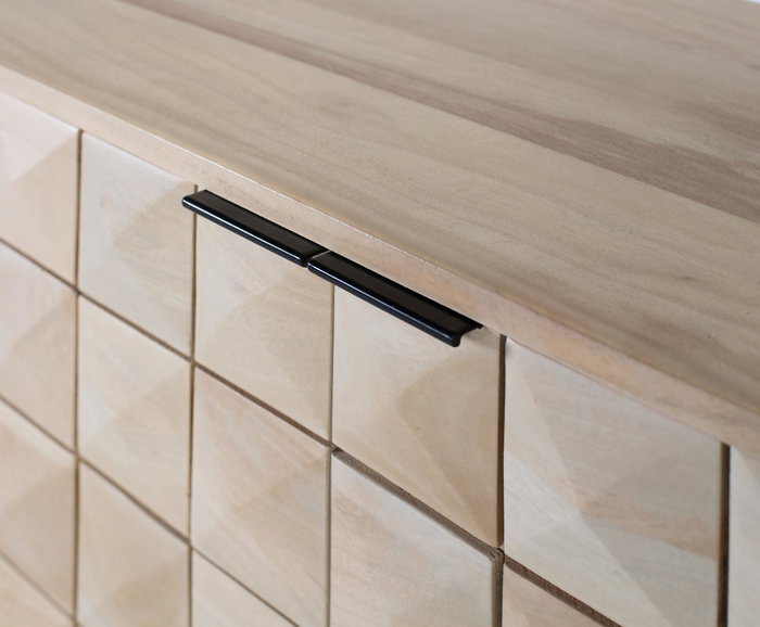 GINER Y COLOMER Aparador 180 cm Madera de Mango Tallado a Mano, Color Avellana y Negro con Puertas Negras y Base Metálica Dorada