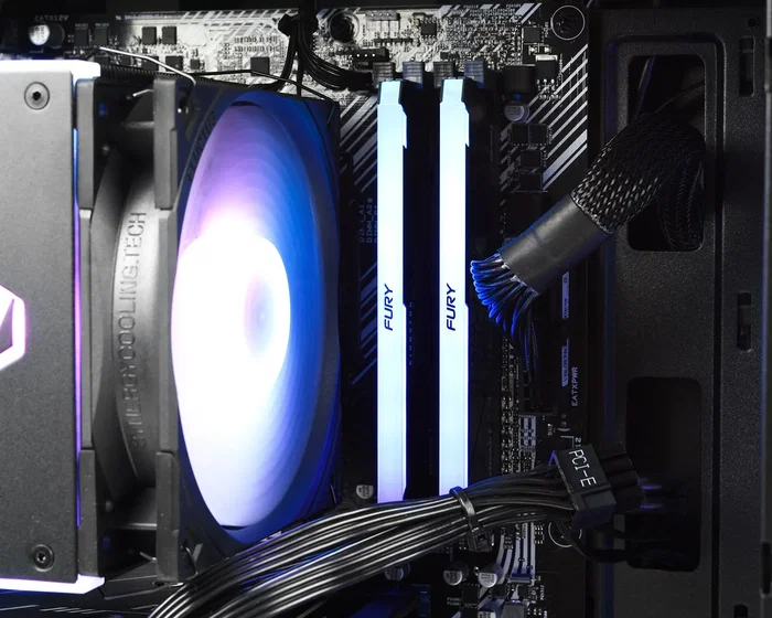 Komputronik Level GO E06 - PC Gaming Ryzen 5 5500, 16GB RAM, RTX 5050 8GB, SSD 1TB+HDD 2TB, Windows 11 Pro