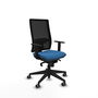 Silla de oficina Horna con mecanismo Sincro tapizada con Similpiel color Azul claro y malla color Negro. Equipada con lumbar 1D, Brazos 1D y Ruedas 65 mm parqué