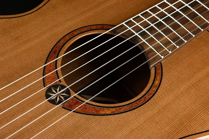 LAG Guitarra Acústica Escapade Nylon A/E- Natural Travel Clásica Electrocústica, Tapa Cedro Rojo Macizo, Acabado Satinado
