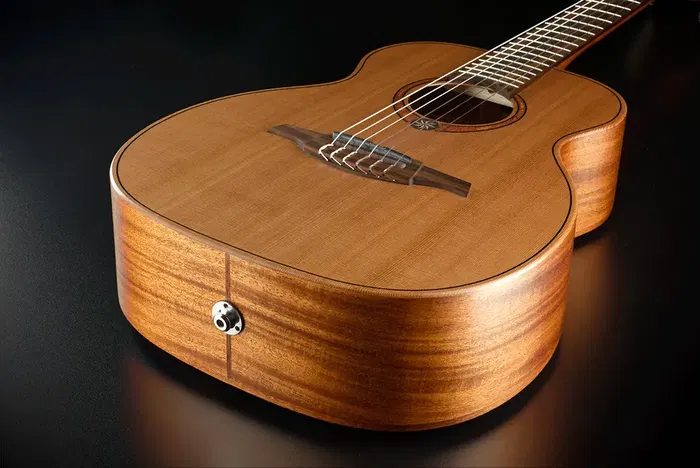 LAG Guitarra Acústica Escapade Nylon A/E- Natural Travel Clásica Electrocústica, Tapa Cedro Rojo Macizo, Acabado Satinado