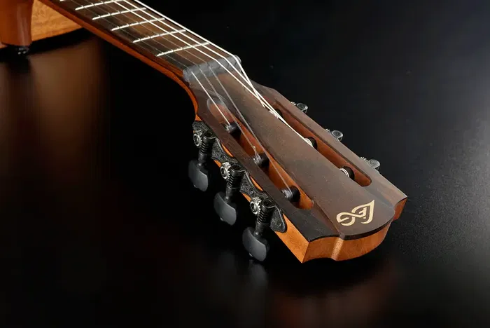 LAG Guitarra Acústica Escapade Nylon A/E- Natural Travel Clásica Electrocústica, Tapa Cedro Rojo Macizo, Acabado Satinado