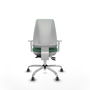Silla de oficina Elche con mecanismo Asincro tapizada con Tela color Verde esmeralda. Equipada con Base cromada, Reposabrazos blancos y Ruedas 65 mm parqué