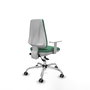Silla de oficina Elche con mecanismo Asincro tapizada con Tela color Verde esmeralda. Equipada con Base cromada, Reposabrazos blancos y Ruedas 65 mm parqué