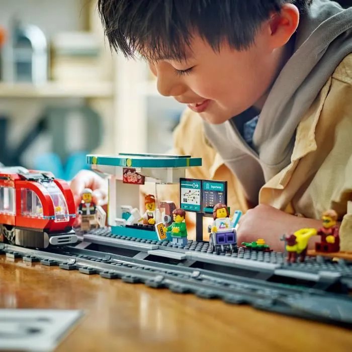 LEGO 60423 Tranvía y Estación del Centro de la Ciudad, Vehículo para Niños a Partir de 7 Años