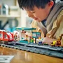 LEGO 60423 Tranvía y Estación del Centro de la Ciudad, Vehículo para Niños a Partir de 7 Años