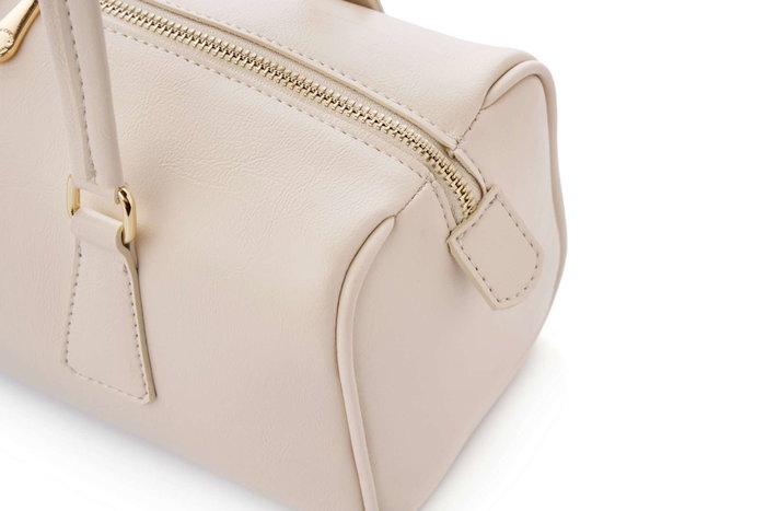 Vince Camuto Treviso Bolso de Hombro Color Crema 100% Cuero de Polivinilo Elegante y Sofisticado