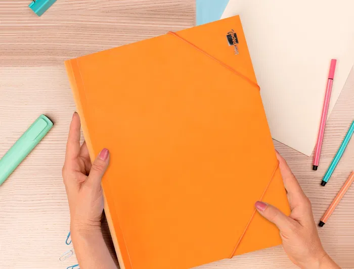 Liderpapel Carpeta Tres Solapas Polipropileno DIN A4 Cierre Gomas Naranja Opaco