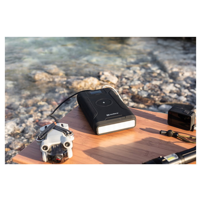 SANDBERG 421-15 Survivor Powerbank 7in1 76800 mAh, 100W PD, Carga Inalámbrica 15W, Resistente al Agua IPX4, Linterna, Negro SANDBERG 421-15 Survivor Powerbank 7in1 76800 mAh, 100W PD, Carga Inalámbrica 15W, Resistente al Agua IPX4, Linterna, Negro