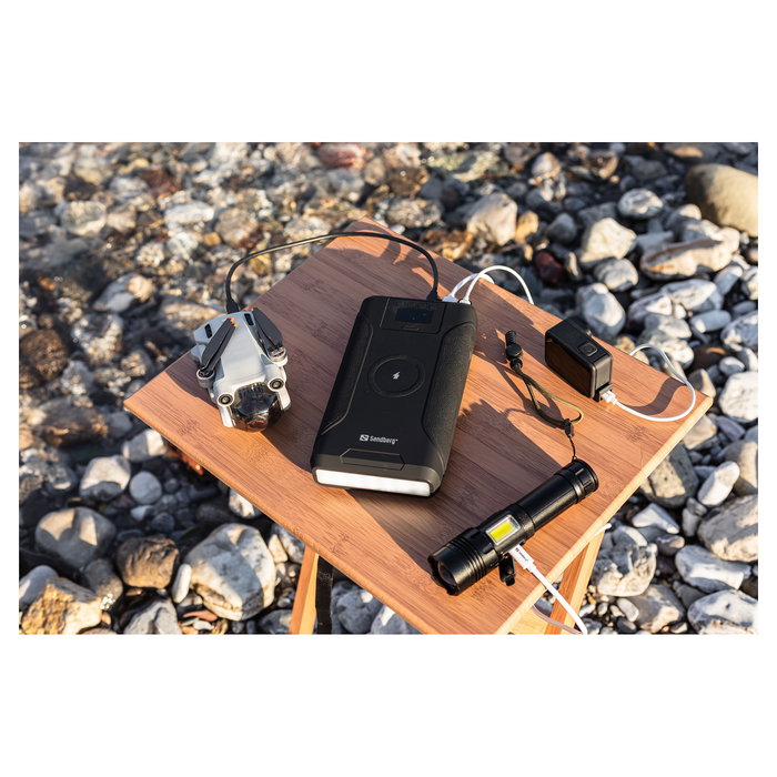 SANDBERG 421-15 Survivor Powerbank 7in1 76800 mAh, 100W PD, Carga Inalámbrica 15W, Resistente al Agua IPX4, Linterna, Negro SANDBERG 421-15 Survivor Powerbank 7in1 76800 mAh, 100W PD, Carga Inalámbrica 15W, Resistente al Agua IPX4, Linterna, Negro