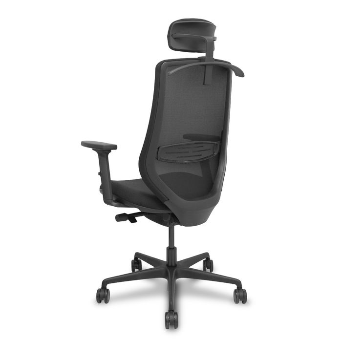Silla de oficina Mardos con mecanismo Sincro/Traslack tapizada con Tela color Negro. Equipada con lumbar 1D, Brazos 2D, Cabecero 2D y Ruedas 65mm nailon