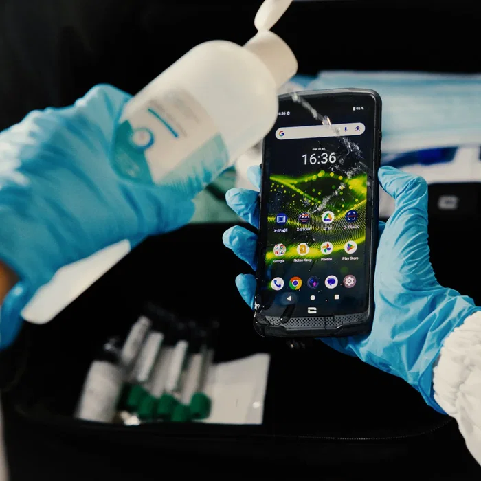 Crosscall CORE-M6 Smartphone 5G - 5.99" Pantalla Gorilla Glass - Snapdragon QCM4490 - 6GB RAM 128GB - Cámara 48MP - Batería 4950 mAh - Android 15 - Negro - IP68