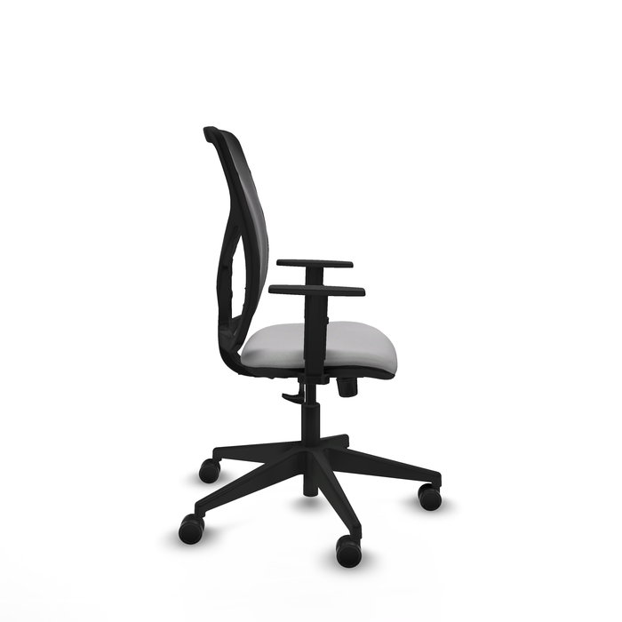 Silla de oficina Motilla con mecanismo Sincro tapizada con Tela color Gris claro y malla color negra. Equipada con lumbar 1D, Brazos 1D y Ruedas 65mm nailon