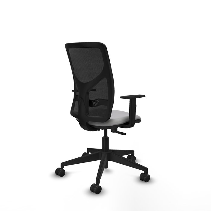 Silla de oficina Motilla con mecanismo Sincro tapizada con Tela color Gris claro y malla color negra. Equipada con lumbar 1D, Brazos 1D y Ruedas 65mm nailon