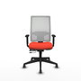 Silla de oficina Horna con mecanismo Sincro/Traslack tapizada con Tela color Naranja oscuro y malla color Blanco. Equipada con lumbar 1D, Brazos 1D y Ruedas 65 mm parqué