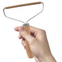 Je cherche une Idee Rastrillo Quitapelusas y Bolitas para Tejidos con Mango de Madera 16x12.5 cm