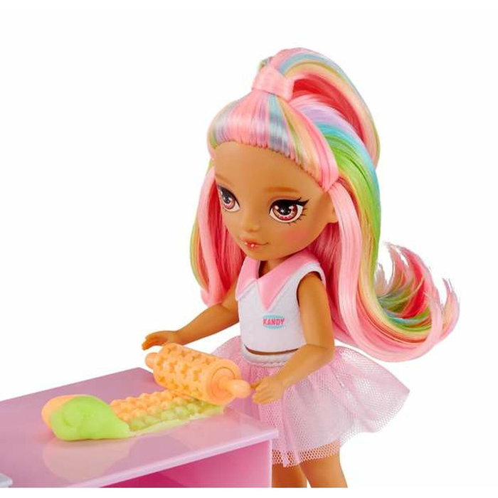 MGA Rainbow High Little Dessert Shop Playset con Muñeca Kandy y Kit de Repostería MGA Rainbow High Little Dessert Shop Playset con Muñeca Kandy y Kit de Repostería