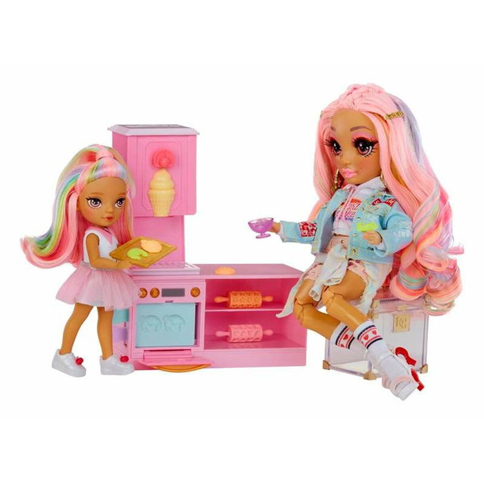 MGA Rainbow High Little Dessert Shop Playset con Muñeca Kandy y Kit de Repostería MGA Rainbow High Little Dessert Shop Playset con Muñeca Kandy y Kit de Repostería