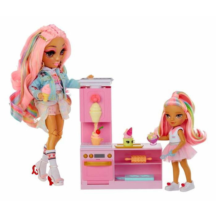 MGA Rainbow High Little Dessert Shop Playset con Muñeca Kandy y Kit de Repostería MGA Rainbow High Little Dessert Shop Playset con Muñeca Kandy y Kit de Repostería