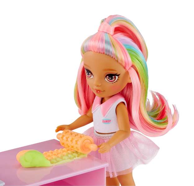 MGA Rainbow High Little Dessert Set de Juego Tienda de Dulces con Kit de Pastelería y Muñeca Exclusiva 20,3x29,20x13,46 cm