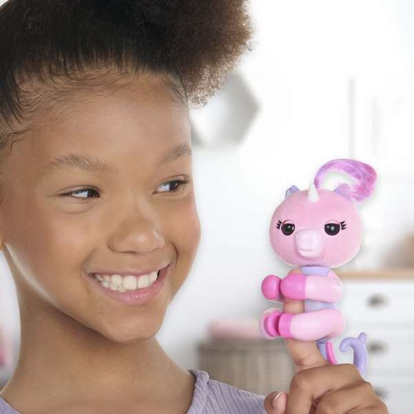 Bizak Figura Fingerlings Colores Mágicos con 70 Sonidos y Reacciones, Adivina el Futuro, 13 cm, Modelos Surtidos, Español Bizak Figura Fingerlings Colores Mágicos con 70 Sonidos y Reacciones, Adivina el Futuro, 13 cm, Modelos Surtidos, Español