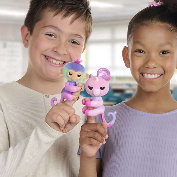 Bizak Figura Fingerlings Colores Mágicos con 70 Sonidos y Reacciones, Adivina el Futuro, 13 cm, Modelos Surtidos, Español Bizak Figura Fingerlings Colores Mágicos con 70 Sonidos y Reacciones, Adivina el Futuro, 13 cm, Modelos Surtidos, Español