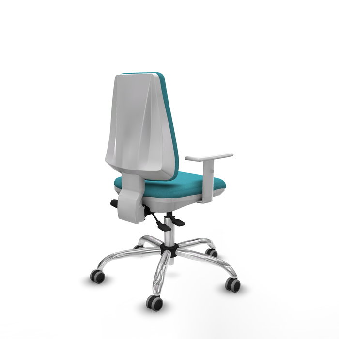 Silla de oficina Elche con mecanismo Asincro tapizada con Tela color Turquesa. Equipada con Base cromada, Reposabrazos blancos y Ruedas 65 mm parqué