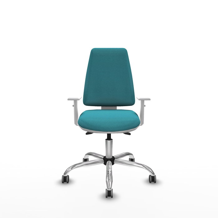 Silla de oficina Elche con mecanismo Asincro tapizada con Tela color Turquesa. Equipada con Base cromada, Reposabrazos blancos y Ruedas 65 mm parqué