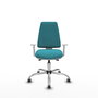 Silla de oficina Elche con mecanismo Asincro tapizada con Tela color Turquesa. Equipada con Base cromada, Reposabrazos blancos y Ruedas 65 mm parqué