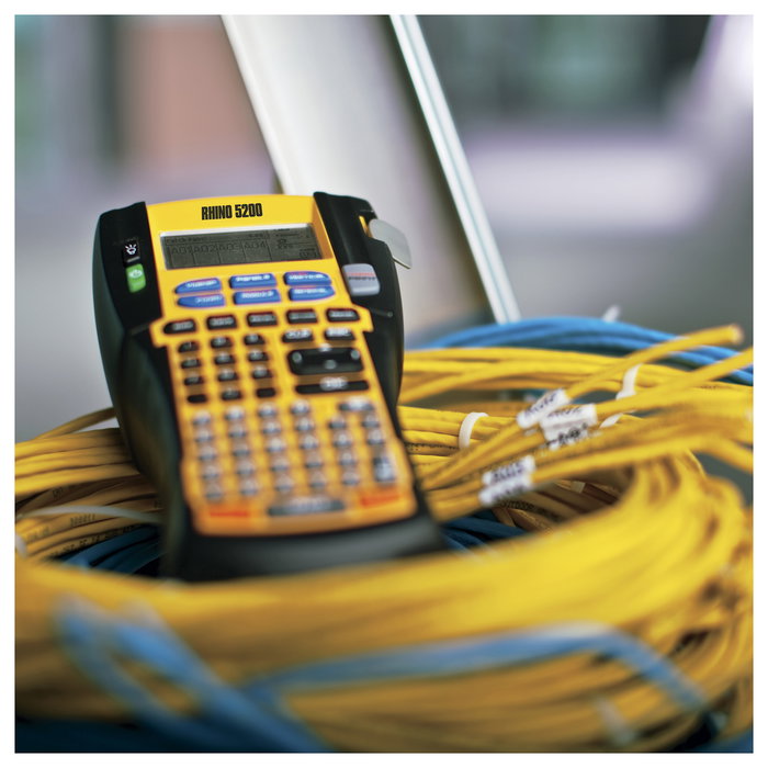 DYMO Rhino 5200 Etiquetadora Industrial con Estuche Kit y Teclado ABC - Transferencia Térmica, Resolución 180 x 180 DPI, Negro y Amarillo