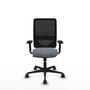 Silla de oficina Zulema con mecanismo Sincro tapizada con Tela color Gris y malla color Negro. Equipada con lumbar 1D, Brazos 2D y Ruedas 65mm nailon