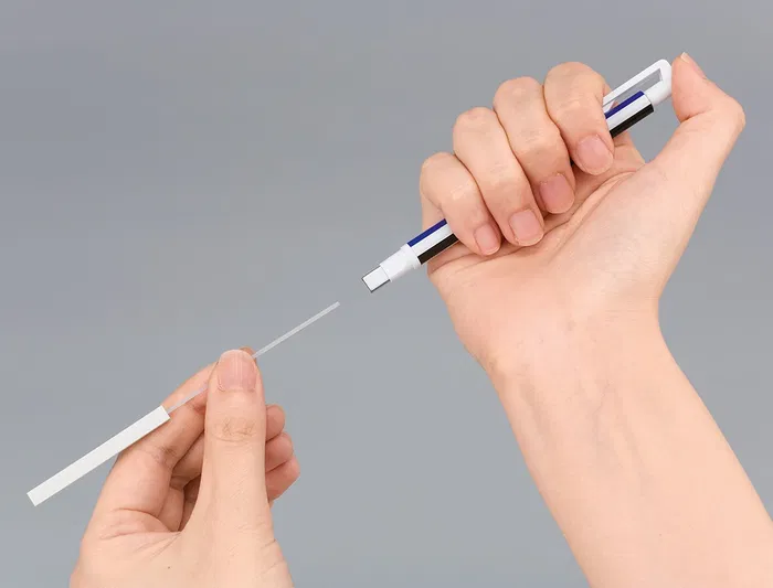 Tombow Portagomas Mono Zero Goma Rectangular 2.5x5 mm Blanco Azul y Negro