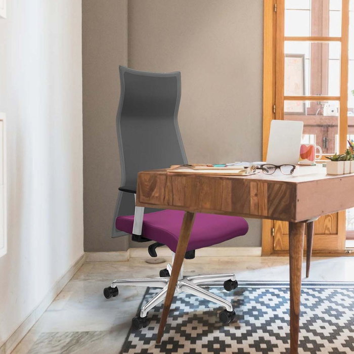 Sillón Albacete con mecanismo Sincro tapizada con Similpiel color Negro y malla color Gris. Equipado con Base aluminio, Brazos 1D y Ruedas 65mm nailon